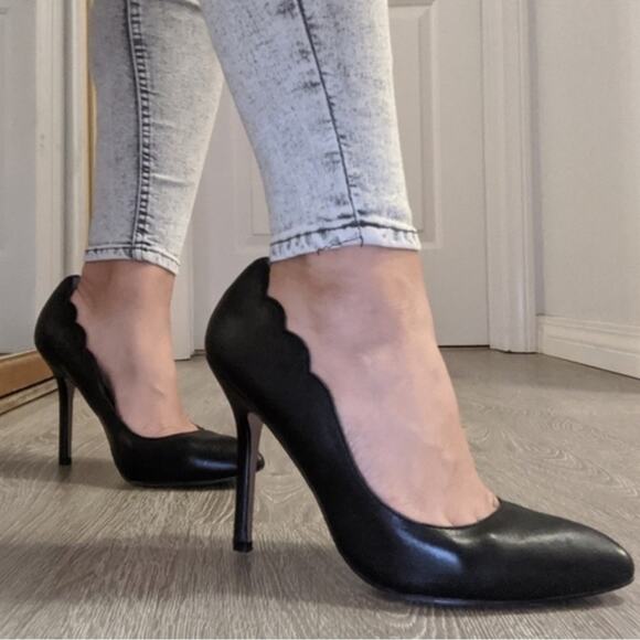 Betsey Johnson Black RACIEE Scalloped leather Classic Heels Pumps Size 8 - Picture 1 of 9